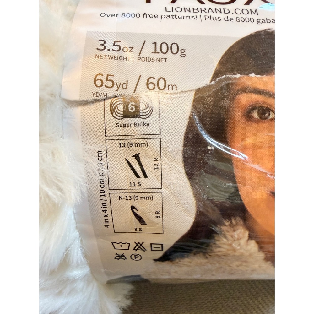 Lion Brand Go For Faux Yarn Baked Alaska 098 Super Bulky 100g White Faux Fur